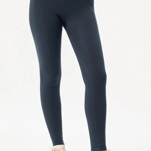 Girlfriend Collective Ultralight Float Leggings in Midnight